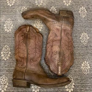 Women’s Ariat boots.